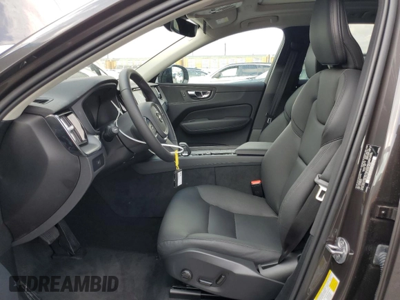2025 Volvo XC60 Core z VIN YV4M12RJ9S1053702, wystawiony jako Copart lot #51468455 z przebiegiem Nie podano mil oraz Szkoda całkowita • Salvage title. Historia ofert i sprzedaży dostępna na DreamBid. Obrazek 7.