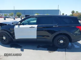 2020 Ford Police Interceptor Utility z VIN 1FM5K8AB6LGA19058, wystawiony jako IAAI lot #42223865 z przebiegiem 67 047 mil mil oraz . Historia ofert i sprzedaży dostępna na DreamBid. Obrazek 15.