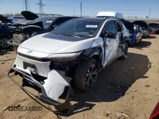 2023 Toyota bZ4X XLE z VIN JTMABACA4PA012665, wystawiony jako Copart lot #47674964 z przebiegiem 21 844 mil mil oraz Szkoda całkowita • Salvage title. Historia ofert i sprzedaży dostępna na DreamBid. Obrazek 1.