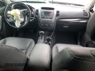 2015 Kia Sorento LX z VIN 5XYKTCA68FG636883, wystawiony jako Copart lot #58706905 z przebiegiem 105 147 mil mil oraz Szkoda całkowita • Salvage title. Historia ofert i sprzedaży dostępna na DreamBid. Obrazek 8.