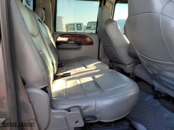 2005 Ford Super Duty F-250 XL with VIN 1FTSW21Y25EA64736, listed as a Copart auction lot 42410365 with 251,976 mi miles and Non Repairable. Bid and sale history available at carsss.com. Image 6.