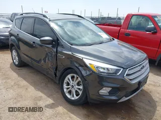 2018 Ford Escape SE z VIN 1FMCU9G98JUC13620, wystawiony jako IAAI lot #42011272 z przebiegiem 71 677 mil mil oraz . Historia ofert i sprzedaży dostępna na DreamBid. Obrazek 1.