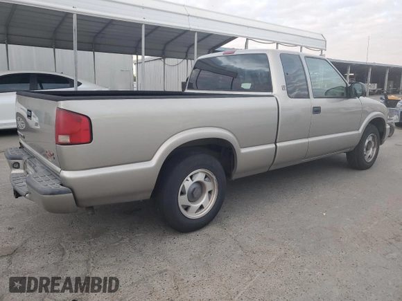 2000 GMC Sonoma SLS z VIN 1GTCS19W9Y8163781, wystawiony jako Copart lot #81001704 z przebiegiem 132 301 mil mil oraz Szkody całkowita. Historia ofert i sprzedaży dostępna na DreamBid. Obrazek 3.