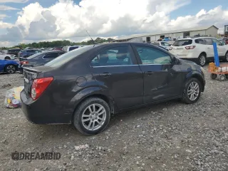 2014 Chevrolet Sonic LT z VIN 1G1JC5SH1E4221918, wystawiony jako Copart lot #56589105 z przebiegiem 152 320 mil mil oraz Szkoda całkowita • Salvage title. Historia ofert i sprzedaży dostępna na DreamBid. Obrazek 3.