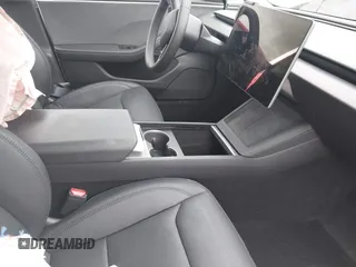 2024 Tesla Model 3 z VIN 5YJ3E1EAXRF860931, wystawiony jako IAAI lot #41760589 z przebiegiem 12 273 mil mil oraz . Historia ofert i sprzedaży dostępna na DreamBid. Obrazek 5.
