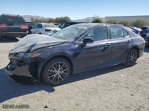 2022 Toyota Camry SE with VIN 4T1T11AK2NU687235, listed as a Copart auction lot 46885475 with 54,701 mi miles and Salvage Title. Bid and sale history available at carsss.com. Image 1.