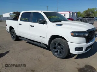 2025 Ram 1500 Big Horn z VIN 1C6RRFFG1SN538059, wystawiony jako IAAI lot #42108506 z przebiegiem 28 112 mil mil oraz . Historia ofert i sprzedaży dostępna na DreamBid. Obrazek 1.