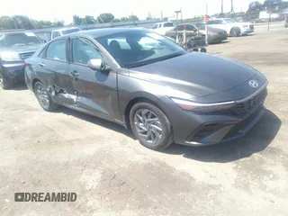 2024 Hyundai Elantra SEL z VIN KMHLM4DG9RU815492, wystawiony jako IAAI lot #42236608 z przebiegiem 6 818 mil mil oraz . Historia ofert i sprzedaży dostępna na DreamBid. Obrazek 1.
