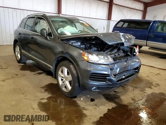 2014 Volkswagen Touareg Lux z VIN WVGEF9BP9ED014963, wystawiony jako Copart lot #50555345 z przebiegiem 153 907 mil mil oraz Szkoda całkowita • Salvage title. Historia ofert i sprzedaży dostępna na DreamBid. Obrazek 14.