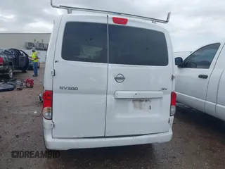 2018 Nissan NV200 SV z VIN 3N6CM0KN3JK693485, wystawiony jako IAAI lot #41699643 z przebiegiem Nie podano mil oraz . Historia ofert i sprzedaży dostępna na DreamBid. Obrazek 17.