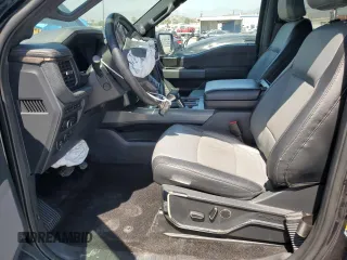 2022 Ford F-150 Lightning Pro z VIN 1FT6W1EV8NWG04113, wystawiony jako Copart lot #57489635 z przebiegiem 48 990 mil mil oraz Szkody całkowita. Historia ofert i sprzedaży dostępna na DreamBid. Obrazek 7.