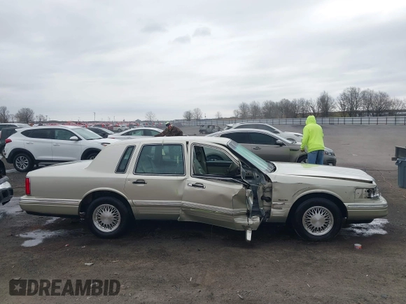 1997 Lincoln Town Car Signature z VIN 1LNLM82W8VY759792, wystawiony jako IAAI lot #41730026 z przebiegiem 60 198 mil mil oraz . Historia ofert i sprzedaży dostępna na DreamBid. Obrazek 13.
