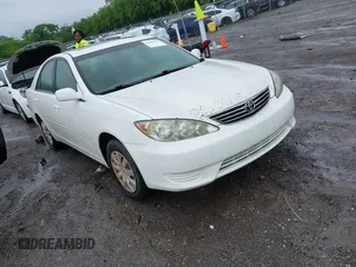 2005 Toyota Camry STD z VIN 4T1BE32K25U401121, wystawiony jako IAAI lot #42081624 z przebiegiem 294 820 mil mil oraz . Historia ofert i sprzedaży dostępna na DreamBid. Obrazek 1.