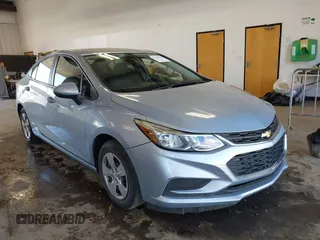 2017 Chevrolet Cruze LS z VIN 1G1BC5SM9H7205809, wystawiony jako IAAI lot #42334885 z przebiegiem 94 961 mil mil oraz . Historia ofert i sprzedaży dostępna na DreamBid. Obrazek 1.