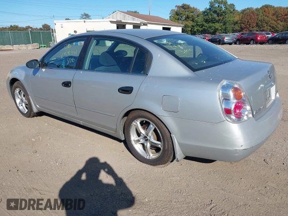 2002 Nissan Altima SL with VIN 1N4AL11E82C215662, listed as a IAAI auction lot 40637969 with 999,999 mi miles. Bid and sale history available at carsss.com. Image 3.