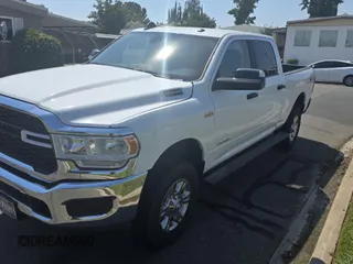 2022 Ram 2500 Big Horn z VIN 3C6UR5DJ3NG313061, wystawiony jako Copart lot #64436165 z przebiegiem 32 580 mil mil oraz Czysty tytuł • Clean title. Historia ofert i sprzedaży dostępna na DreamBid. Obrazek 2.