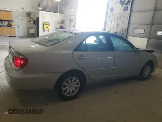 2005 Toyota Camry STD z VIN 4T1BE32K75U044292, wystawiony jako Copart lot #55299475 z przebiegiem 200 449 mil mil oraz Szkoda całkowita • Salvage title. Historia ofert i sprzedaży dostępna na DreamBid. Obrazek 3.