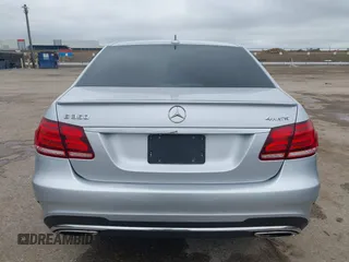 2016 Mercedes-Benz E 350 Luxury z VIN WDDHF8JB5GB217208, wystawiony jako IAAI lot #42200673 z przebiegiem 132 802 mil mil oraz . Historia ofert i sprzedaży dostępna na DreamBid. Obrazek 16.