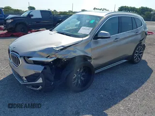 2021 BMW X1 sDrive28i z VIN WBXJG7C09M5U26043, wystawiony jako IAAI lot #36062187 z przebiegiem 14 844 mil mil oraz . Historia ofert i sprzedaży dostępna na DreamBid. Obrazek 2.