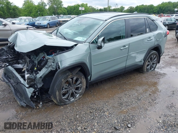 2023 Toyota RAV4 Hybrid XLE Premium z VIN 4T3B6RFV1PU120135, wystawiony jako IAAI lot #42371702 z przebiegiem 27 822 mil mil oraz . Historia ofert i sprzedaży dostępna na DreamBid. Obrazek 2.