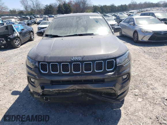 2023 Jeep Compass Latitude Lux z VIN 3C4NJDFNXPT571635, wystawiony jako Copart lot #49438395 z przebiegiem 12 019 mil mil oraz Szkoda całkowita • Salvage title. Historia ofert i sprzedaży dostępna na DreamBid. Obrazek 5.