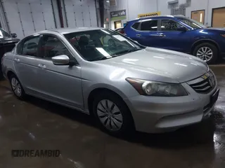 2011 Honda Accord LX z VIN 1HGCP2F33BA102946, wystawiony jako IAAI lot #42007969 z przebiegiem 172 330 mil mil oraz . Historia ofert i sprzedaży dostępna na DreamBid. Obrazek 1.