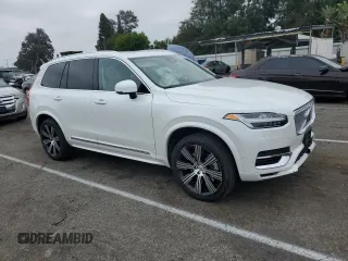 2023 Volvo XC90 Plus z VIN YV4H600N6P1975522, wystawiony jako Copart lot #57581404 z przebiegiem 6 683 mil mil oraz Szkoda całkowita • Salvage title. Historia ofert i sprzedaży dostępna na DreamBid. Obrazek 4.