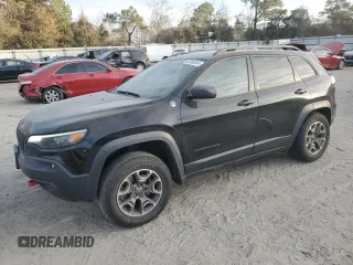 2020 Jeep Cherokee Trailhawk z VIN 1C4PJMBN7LD620918, wystawiony jako Copart lot #82859614 z przebiegiem 77 443 mil mil oraz Szkoda całkowita • Salvage title. Historia ofert i sprzedaży dostępna na DreamBid. Obrazek 1.
