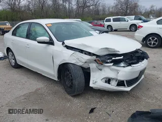 2014 Volkswagen Jetta SE z VIN 3VWD17AJ8EM211169, wystawiony jako IAAI lot #41978416 z przebiegiem 141 545 mil mil oraz . Historia ofert i sprzedaży dostępna na DreamBid. Obrazek 1.