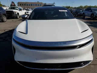 2023 Lucid Air Grand Touring z VIN 50EA1GBA1PA003280, wystawiony jako Copart lot #69447544 z przebiegiem 4282 mil mil oraz Szkody całkowita. Historia ofert i sprzedaży dostępna na DreamBid. Obrazek 5.