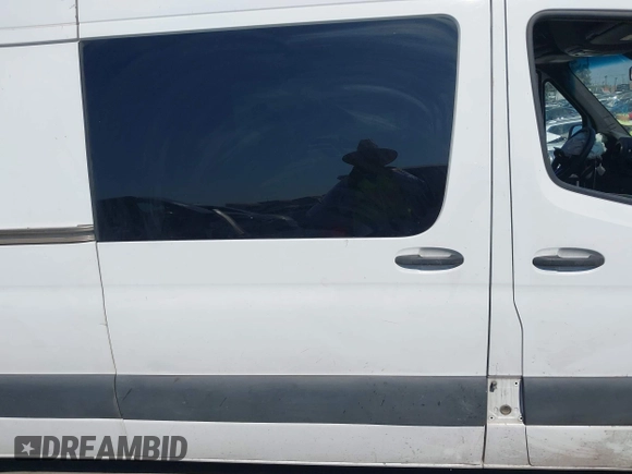 2019 Mercedes-Benz Sprinter Cargo z VIN WD4PF1CD1KP074822, wystawiony jako IAAI lot #40303744 z przebiegiem Nie podano mil oraz . Historia ofert i sprzedaży dostępna na DreamBid. Obrazek 13.