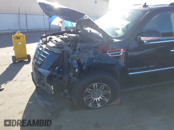 2008 Cadillac Escalade ESV z VIN 1GYFK66838R164476, wystawiony jako IAAI lot #40642750 z przebiegiem 206 681 mil mil oraz . Historia ofert i sprzedaży dostępna na DreamBid. Obrazek 6.