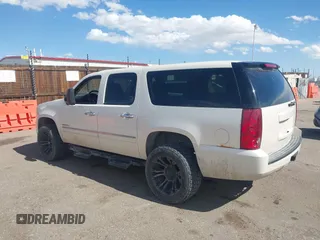 2011 GMC Yukon XL Denali with VIN 1GKS2MEF0BR182132, listed as a IAAI auction lot 41690259 with 204,365 mi miles. Bid and sale history available at carsss.com. Image 3.
