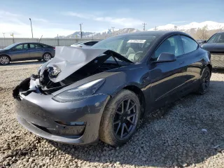 2021 Tesla Model 3 Standard Range Plus z VIN 5YJ3E1EA3MF017176, wystawiony jako Copart lot #47384285 z przebiegiem 40 060 mil mil oraz Szkoda całkowita • Salvage title. Historia ofert i sprzedaży dostępna na DreamBid. Obrazek 1.