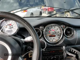 2005 MINI Convertible with VIN WMWRF33485TG11549, listed as a Copart auction lot 87285984 with 58,934 mi miles and Salvage title. Bid and sale history available at DreamBid. Image 9.