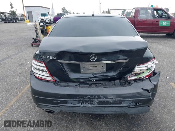 2013 Mercedes-Benz C 250 Sport z VIN WDDGF4HB6DA777055, wystawiony jako IAAI lot #42374146 z przebiegiem 122 060 mil mil oraz . Historia ofert i sprzedaży dostępna na DreamBid. Obrazek 16.