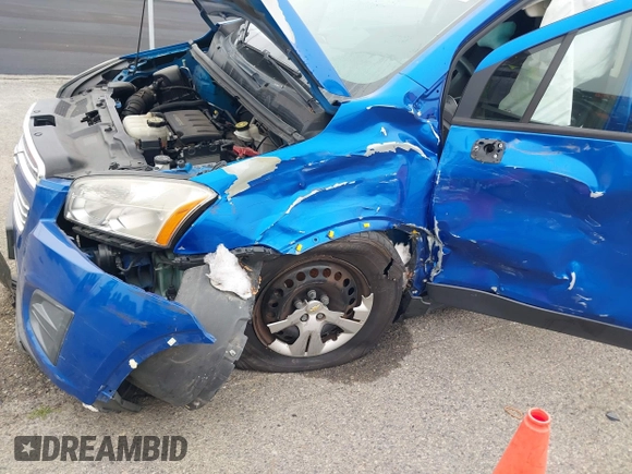2015 Chevrolet Trax LS with VIN KL7CJKSB5FB252602, listed as a IAAI auction lot 41856675 with 204,530 mi miles. Bid and sale history available at carsss.com. Image 6.