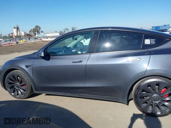 2022 Tesla Model Y Performance z VIN 7SAYGDEF2NF490794, wystawiony jako IAAI lot #42218742 z przebiegiem 41 402 mil mil oraz . Historia ofert i sprzedaży dostępna na DreamBid. Obrazek 14.