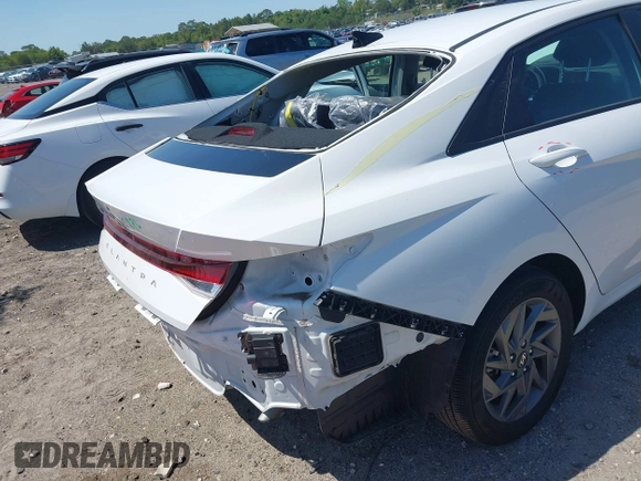 2024 Hyundai Elantra SEL z VIN KMHLM4DG1RU721834, wystawiony jako IAAI lot #41989186 z przebiegiem 19 877 mil mil oraz . Historia ofert i sprzedaży dostępna na DreamBid. Obrazek 6.