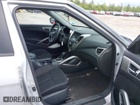 2016 Hyundai Veloster z VIN KMHTC6AD2GU277109, wystawiony jako IAAI lot #42312969 z przebiegiem 132 899 mil mil oraz . Historia ofert i sprzedaży dostępna na DreamBid. Obrazek 5.