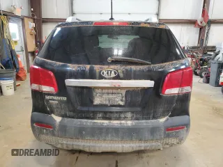 2012 Kia Sorento LX z VIN 5XYKTCA62CG209291, wystawiony jako Copart lot #57133005 z przebiegiem 423 888 mil mil oraz Czysty tytuł • Clean title. Historia ofert i sprzedaży dostępna na DreamBid. Obrazek 6.