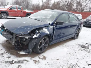 2014 Volkswagen Jetta S z VIN 3VW2K7AJXEM335027, wystawiony jako IAAI lot #41238282 z przebiegiem 157 568 mil mil oraz . Historia ofert i sprzedaży dostępna na DreamBid. Obrazek 2.