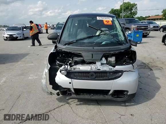 2015 Smart fortwo Passion z VIN WMEEJ3BA8FK811537, wystawiony jako Copart lot #57823255 z przebiegiem Nie podano mil oraz Szkoda całkowita • Salvage title. Historia ofert i sprzedaży dostępna na DreamBid. Obrazek 13.