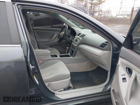 2009 Toyota Camry LE z VIN 4T1BK46K49U093612, wystawiony jako IAAI lot #41847395 z przebiegiem 250 383 mil mil oraz . Historia ofert i sprzedaży dostępna na DreamBid. Obrazek 5.