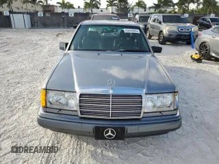 1993 Mercedes-Benz E Class with VIN WDBEA32E0PB963118, listed as a Copart auction lot 45243905 with 154,121 mi miles and Clean Title. Bid and sale history available at carsss.com. Image 5.