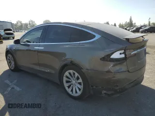2016 Tesla Model X 70D z VIN 5YJXCBE23GF010836, wystawiony jako Copart lot #57512055 z przebiegiem 115 475 mil mil oraz Szkody całkowita. Historia ofert i sprzedaży dostępna na DreamBid. Obrazek 2.