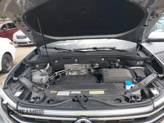 2025 Volkswagen Atlas SE z VIN 1V2HR2CA8SC531486, wystawiony jako IAAI lot #42508906 z przebiegiem 10 565 mil mil oraz . Historia ofert i sprzedaży dostępna na DreamBid. Obrazek 10.