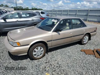 1991 Toyota Camry DLX z VIN 4T1SV21E5MU415356, wystawiony jako Copart lot #74465914 z przebiegiem 74 592 mil mil oraz Szkoda całkowita • Salvage title. Historia ofert i sprzedaży dostępna na DreamBid. Obrazek 1.