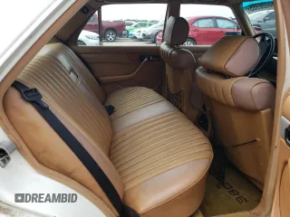 1985 Mercedes-Benz 380 z VIN WDBCA32C8FA127549, wystawiony jako Copart lot #54406985 z przebiegiem 167 688 mil mil oraz Szkoda całkowita • Salvage title. Historia ofert i sprzedaży dostępna na DreamBid. Obrazek 10.