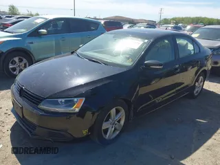 2012 Volkswagen Jetta TDI w/Premium & Nav z VIN 3VWLL7AJ7CM400382, wystawiony jako IAAI lot #42274839 z przebiegiem 150 205 mil mil oraz . Historia ofert i sprzedaży dostępna na DreamBid. Obrazek 2.